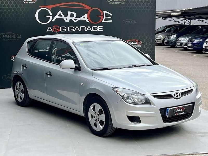 Usado Hyundai i30 Comfort 90 CV (66 kW) 2010 Plateado Utilitario