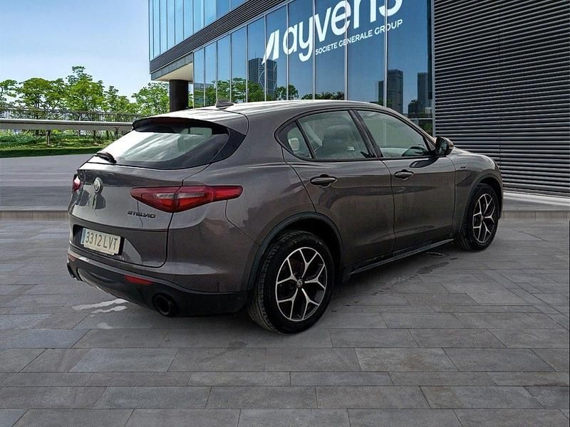 Usado Alfa Romeo Stelvio Sprint 190 CV (139 kW) 2022 Gris / plata SUV