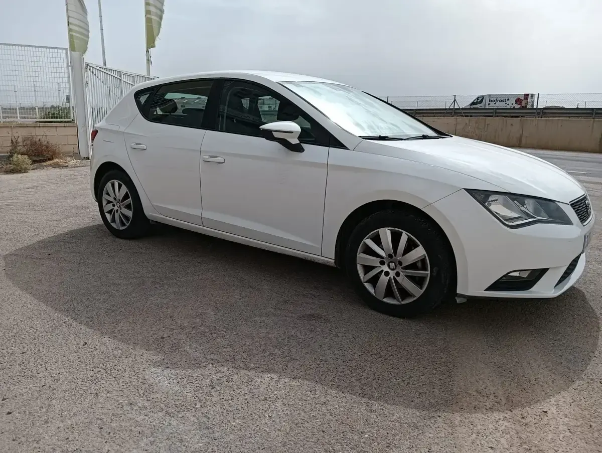 Usado Seat Leon Style 105 CV (77 kW) 2013 Blanco