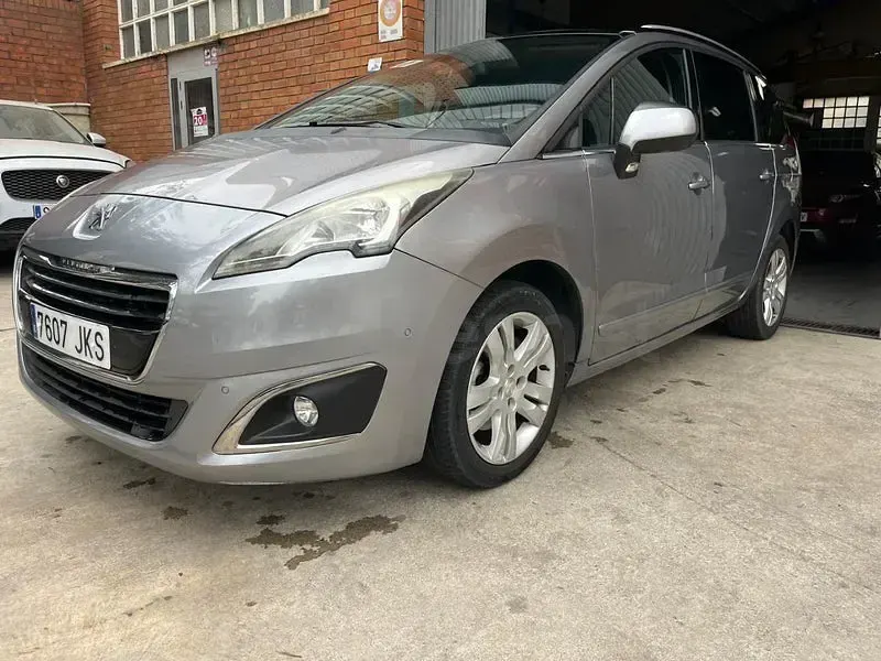 Usado Peugeot 5008 Allure 130 CV (95 kW) 2016 Gris / plata Monovolumen