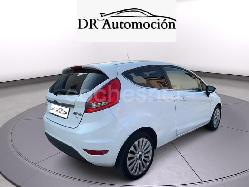 Usado Ford Fiesta Titanium 95 CV (69 kW) 2010 Blanco Utilitario