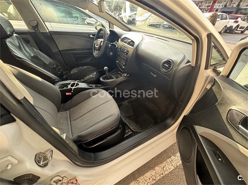 Usado Seat Leon Reference 125 CV (91 kW) 2011 Blanco Utilitario