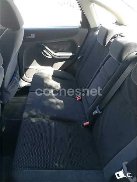 Usado Ford Focus Trend 100 CV (73 kW) 2008 Rojo Berlina