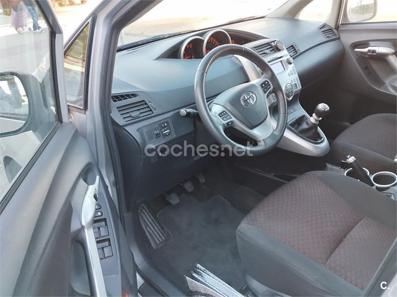 Usado Toyota Verso Active 126 CV (92 kW) 2011 Gris / plata Monovolumen