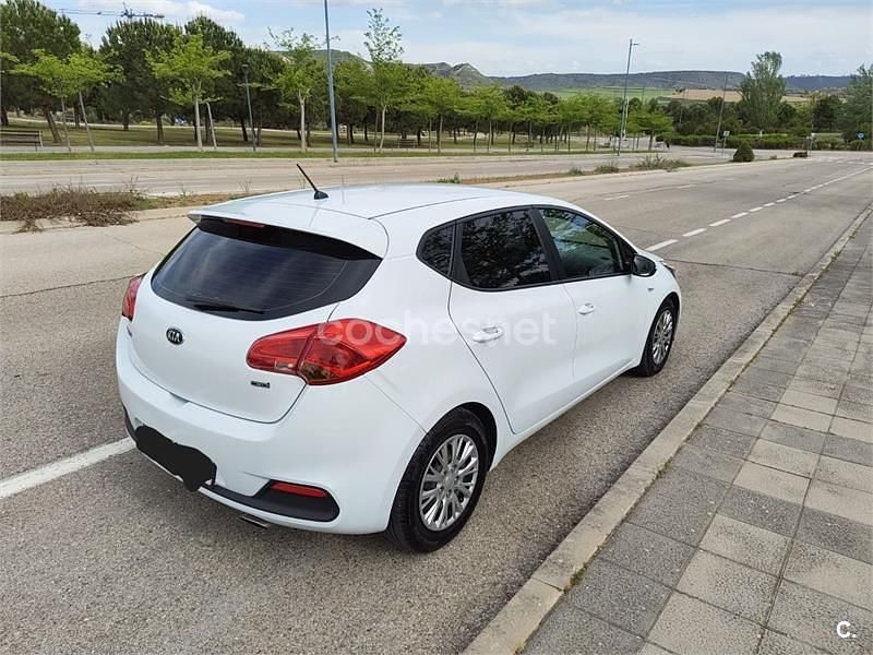 Usado Kia Ceed GT 90 HP (66 kW) 2014 Branco Sedan