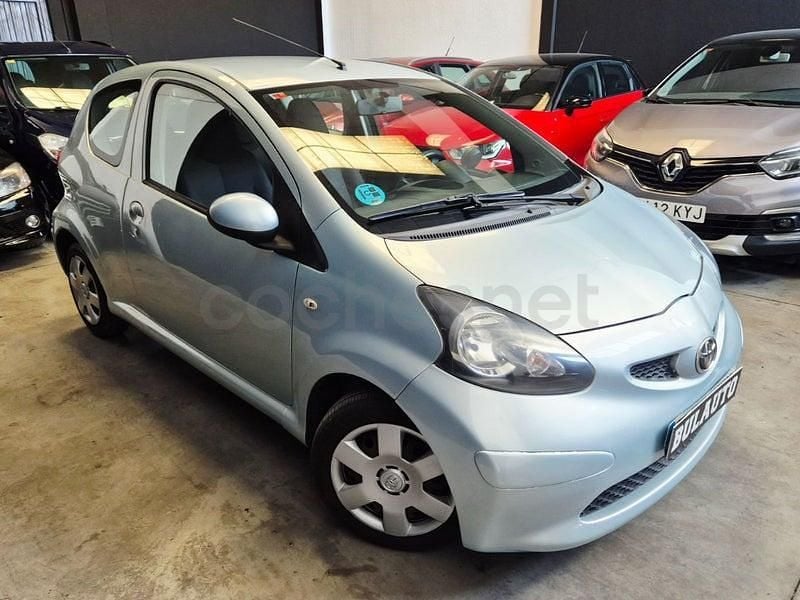 Usado Toyota Aygo 68 CV (50 kW) 2007 Gris / plata Utilitario