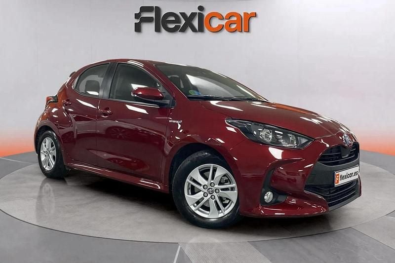 Burdeos Usado 2021 Toyota Yaris Hybrid Active Utilitario | 16.990 € (Buen precio) - Imagen 1/4