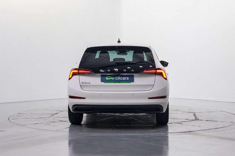 Usado Skoda Scala Selection 116 CV (85 kW) 2023 Blanco Utilitario