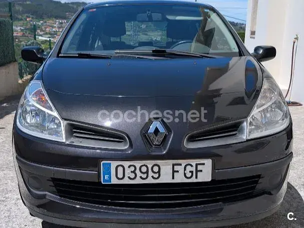 Usado Renault Clio II Dynamique 70 CV (51 kW) 2006 Negro Berlina