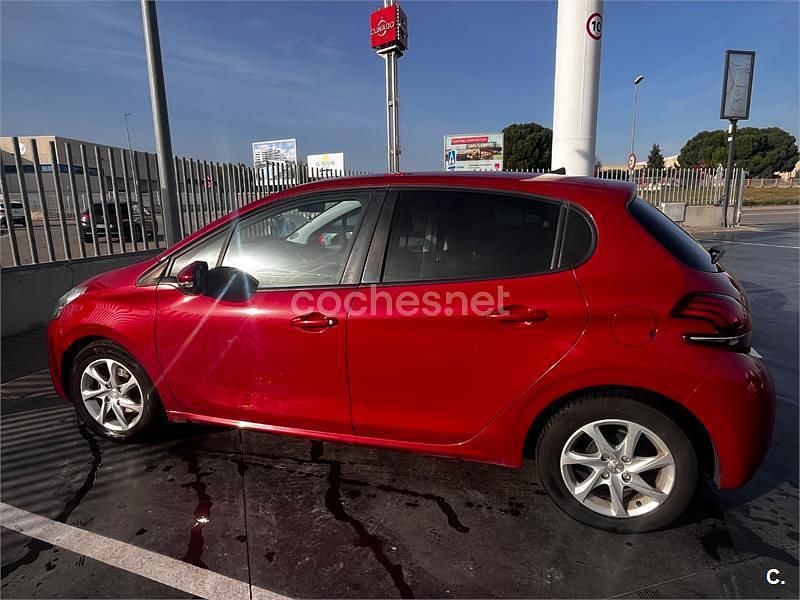 Rojo Usado 2016 Peugeot 208 Active Utilitario | 5300 € (Buen precio) - Imagen 1/4