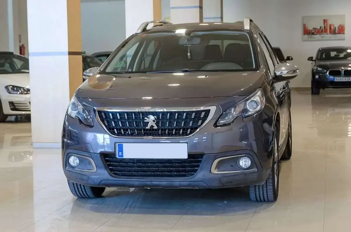 Usado Peugeot 2008 Style 99 CV (72 kW) 2017 Gris SUV