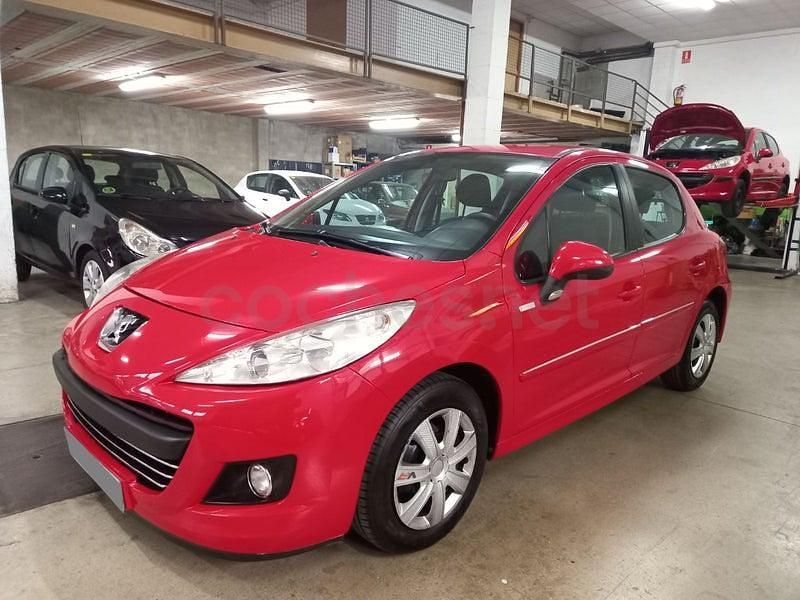 Usado Peugeot 207 75 CV (55 kW) 2010 Rojo Berlina