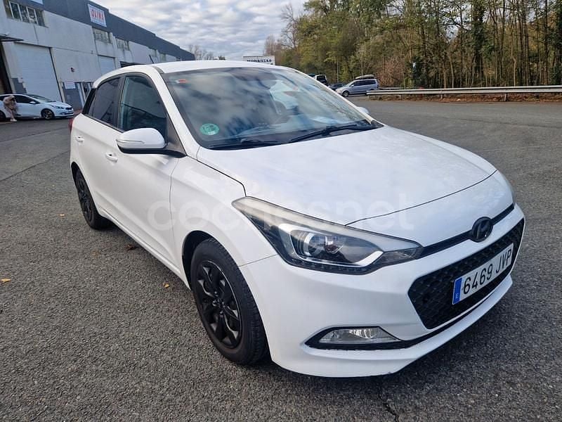 Usado Hyundai i20 75 CV (55 kW) 2016 Blanco Berlina