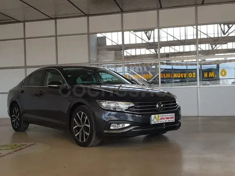 Usado VW Passat Business 150 CV (110 kW) 2023 Negro Familiar
