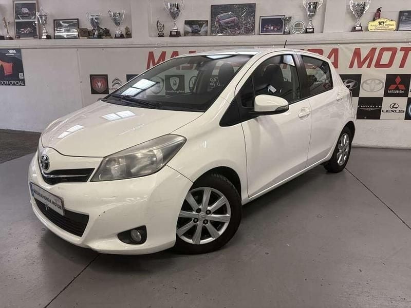 Blanco Usado 2013 Toyota Yaris Active Utilitario | 7950 € (Un poco caro) - Imagen 1/4