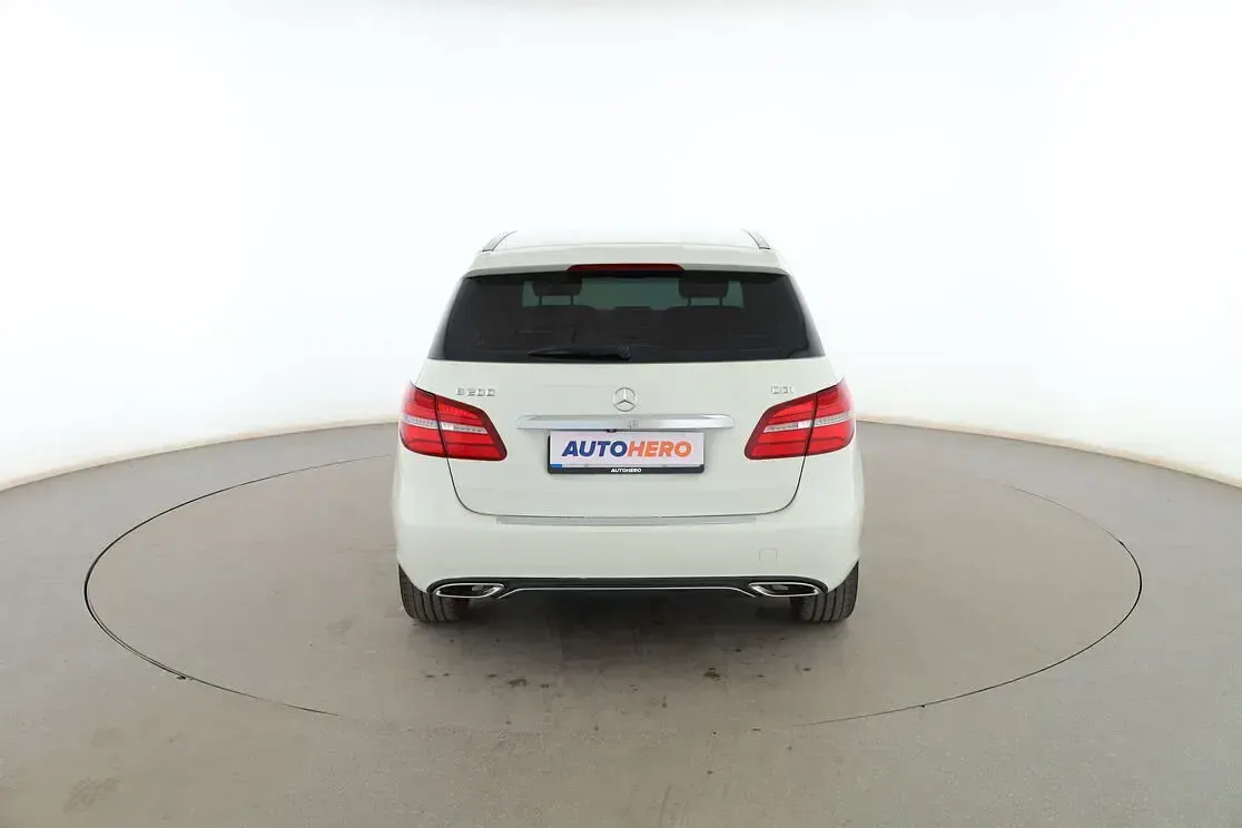 Usado Mercedes B200 Urban 136 CV (100 kW) 2015 Blanco Utilitario