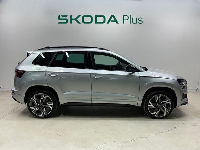 Usado Skoda Karoq SportLine 150 CV (110 kW) 2025 Gris plata SUV