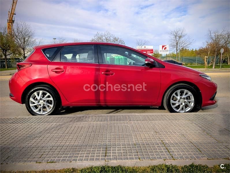 Usado Toyota Auris Active 116 CV (85 kW) 2016 Rojo Berlina