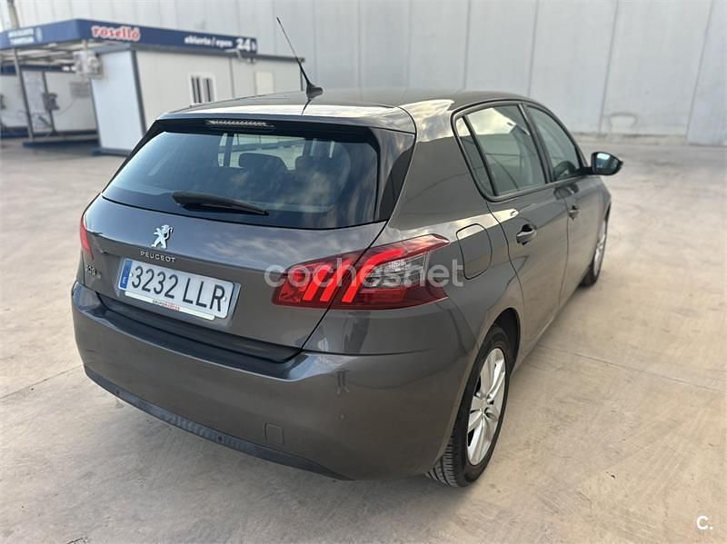 Usado Peugeot 308 Active 100 CV (73 kW) 2020 Gris / plata Berlina