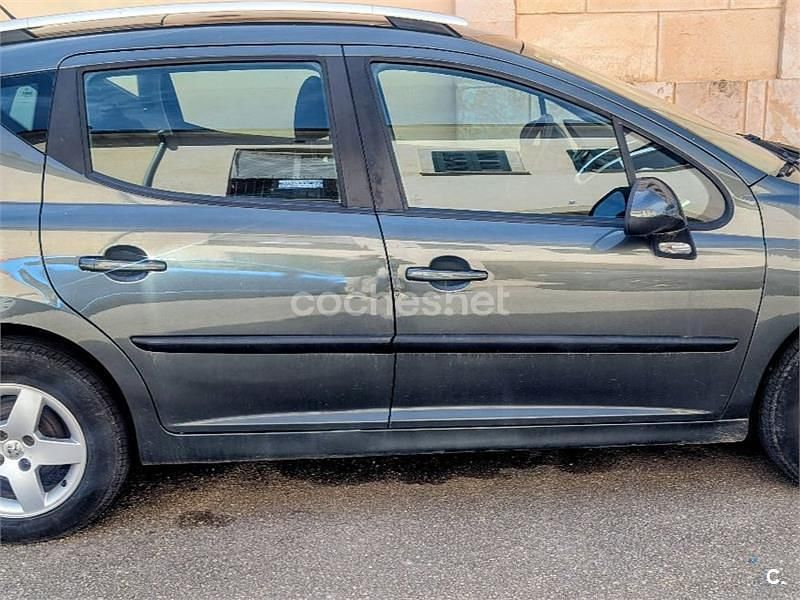 Usado Peugeot 207 75 CV (55 kW) 2009 Negro Familiar