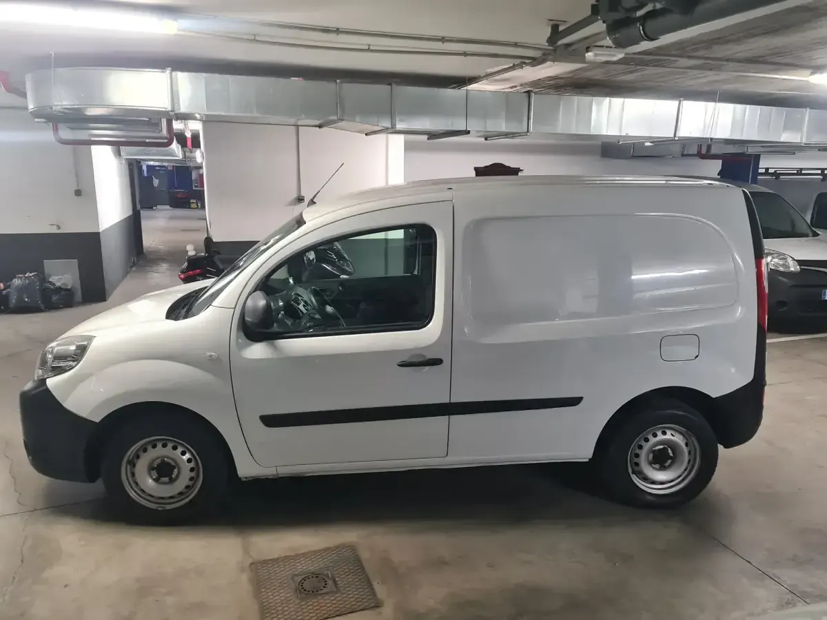 Usado Renault Kangoo 80 CV (58 kW) 2021 Blanco Monovolumen