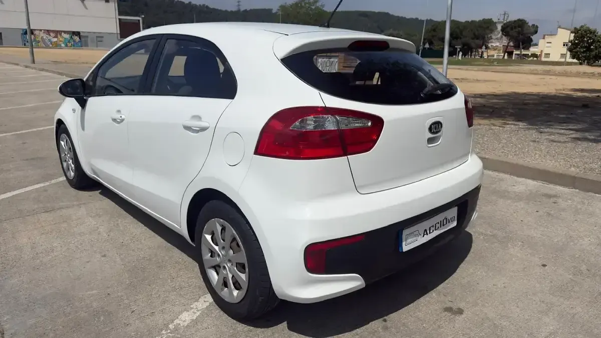 Usado Kia Rio 84 CV (61 kW) 2015 Blanco