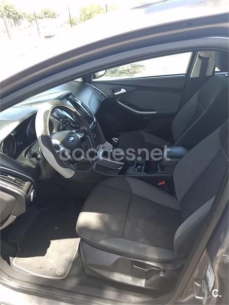 Usado Ford Focus Trend 100 CV (73 kW) 2013 Gris / plata Familiar