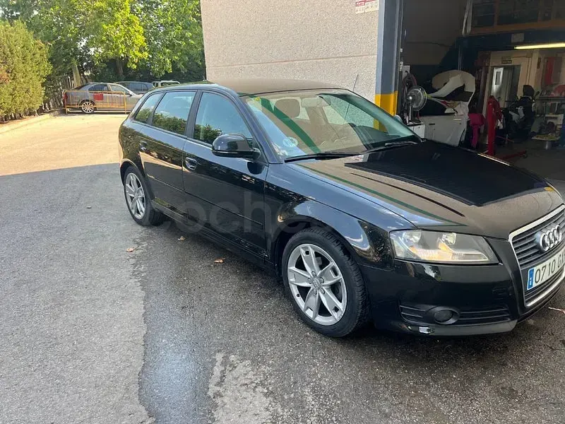 Usado Audi A3 Ambition 105 CV (77 kW) 2010 Negro Utilitario