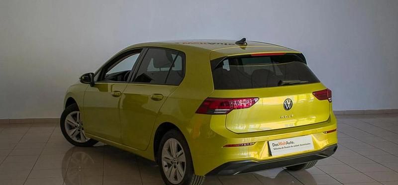 Usado VW Golf VIII Life 131 CV (96 kW) 2020 Verde lima Berlina