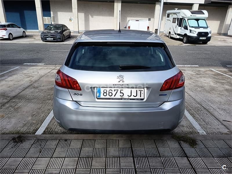 Usado Peugeot 308 Active 120 CV (88 kW) 2015 Gris / plata Berlina