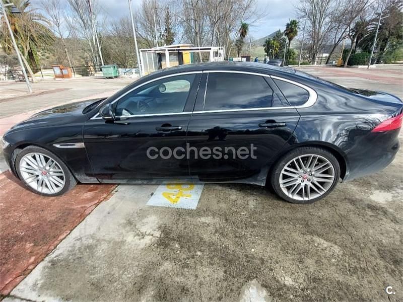 Usado Jaguar XF Prestige 180 CV (132 kW) 2017 Negro Berlina