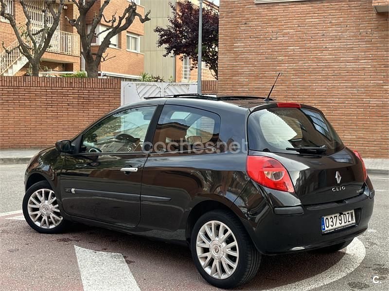 Usado Renault Clio II Dynamique 105 CV (77 kW) 2006 Negro Berlina