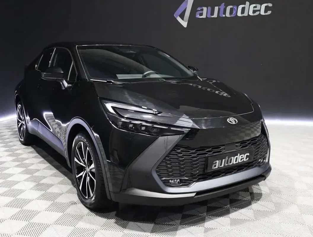 Begagnad Toyota C-HR Advance 139 HK (102 kW) 2025 Svart SUV