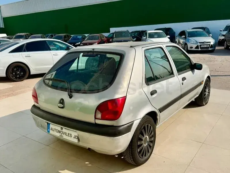 Usado Ford Fiesta Ambiente 70 CV (51 kW) 2002 Gris / plata Utilitario