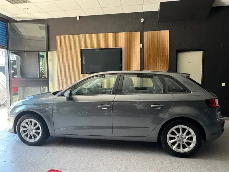 Usado Audi A3 Attraction 150 CV (110 kW) 2015 Gris / plata Berlina