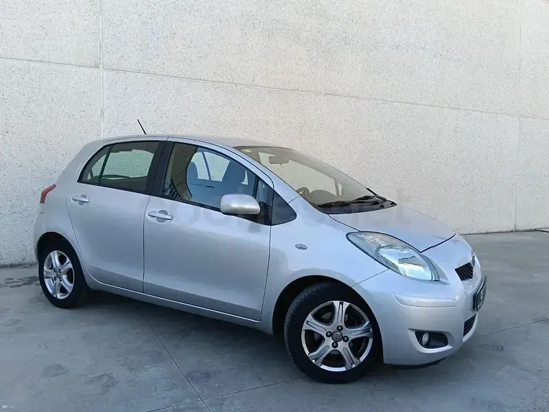 Usado Toyota Yaris Connect Style 90 CV (66 kW) 2010 Gris / plata Utilitario