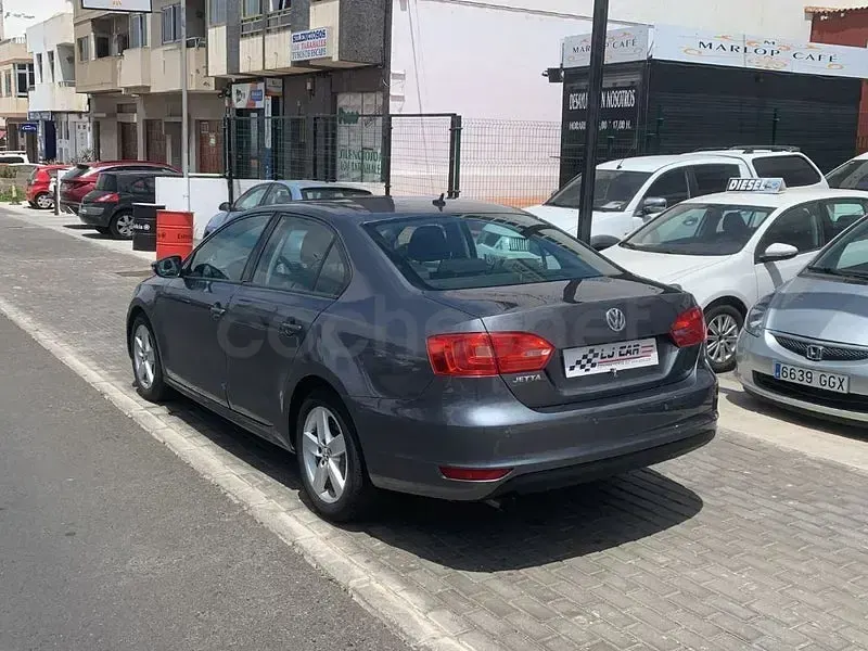 Usado VW Jetta Advance 105 CV (77 kW) 2011 Gris / plata Berlina