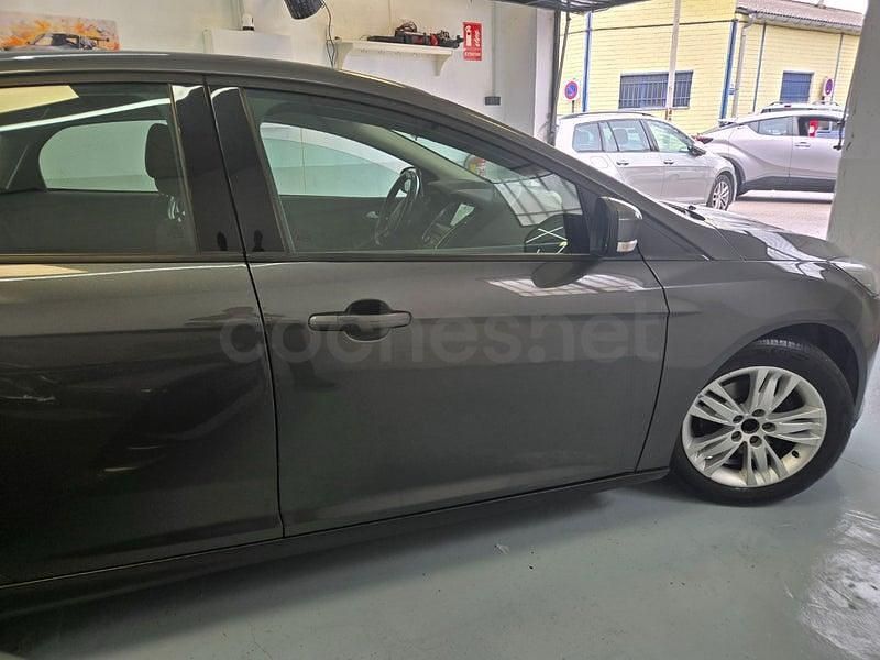 Usado Ford Focus Trend 100 CV (73 kW) 2016 Gris / plata Berlina