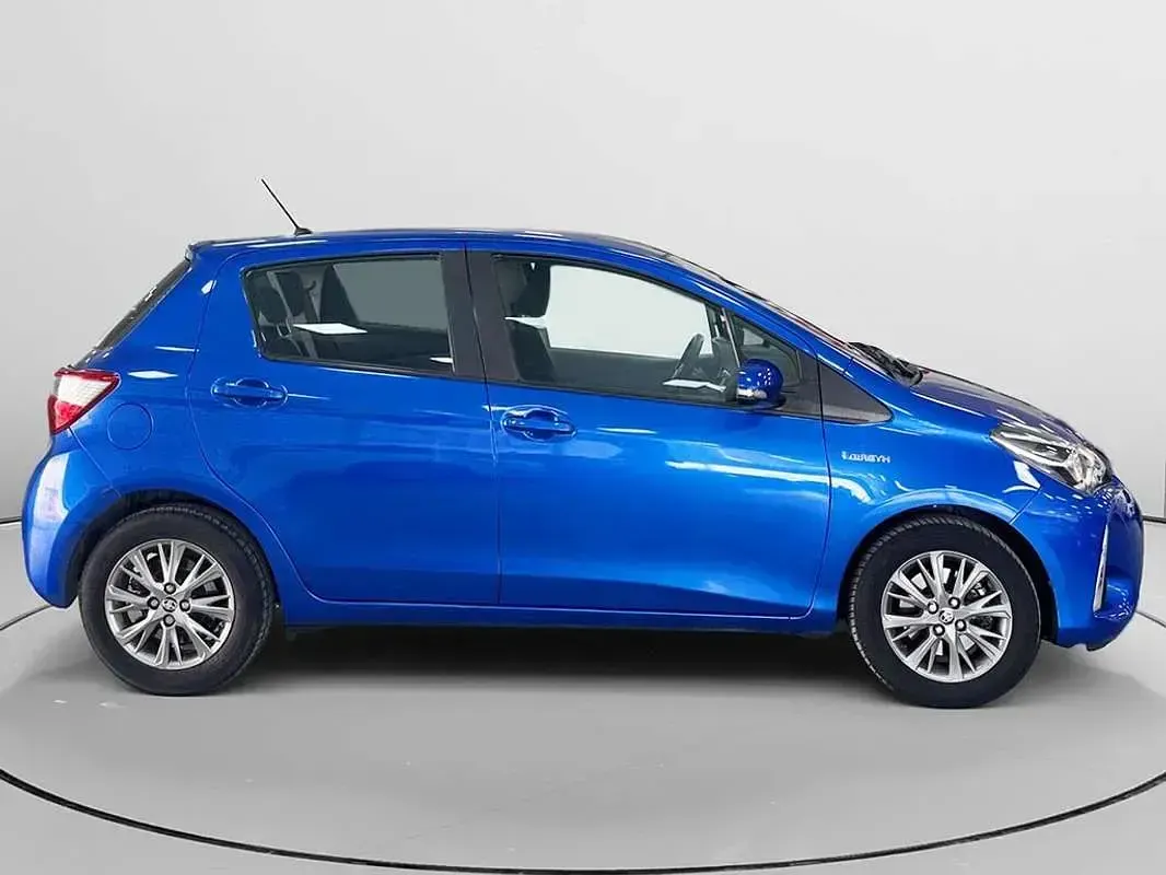 Usado Toyota Yaris Active 99 CV (72 kW) 2018 Azul Utilitario