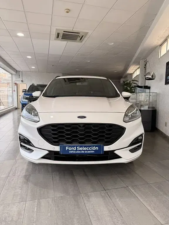 Usado Ford Kuga ST-Line 225 CV (165 kW) 2023 Blanco platino (especial) SUV