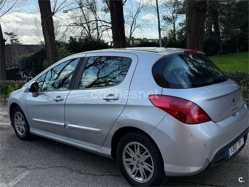 Usado Peugeot 308 Business-Line 112 CV (82 kW) 2011 Gris / plata Berlina