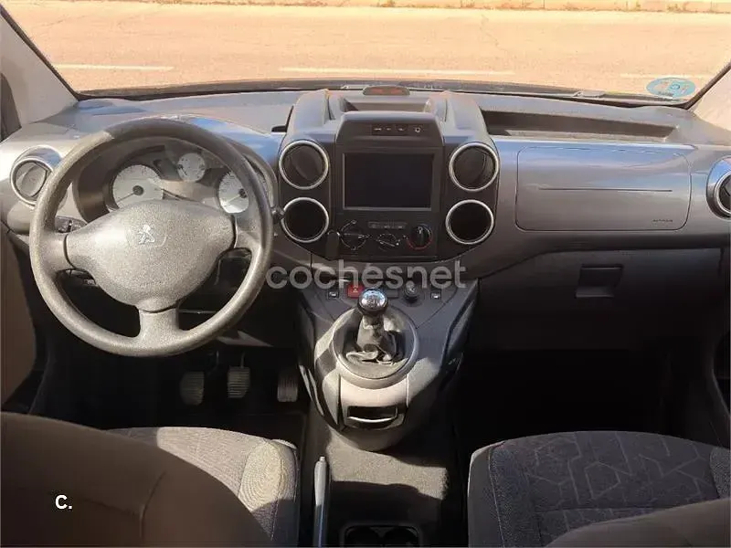 Usado Peugeot Partner Tepee Active 100 CV (73 kW) 2017 Negro Monovolumen