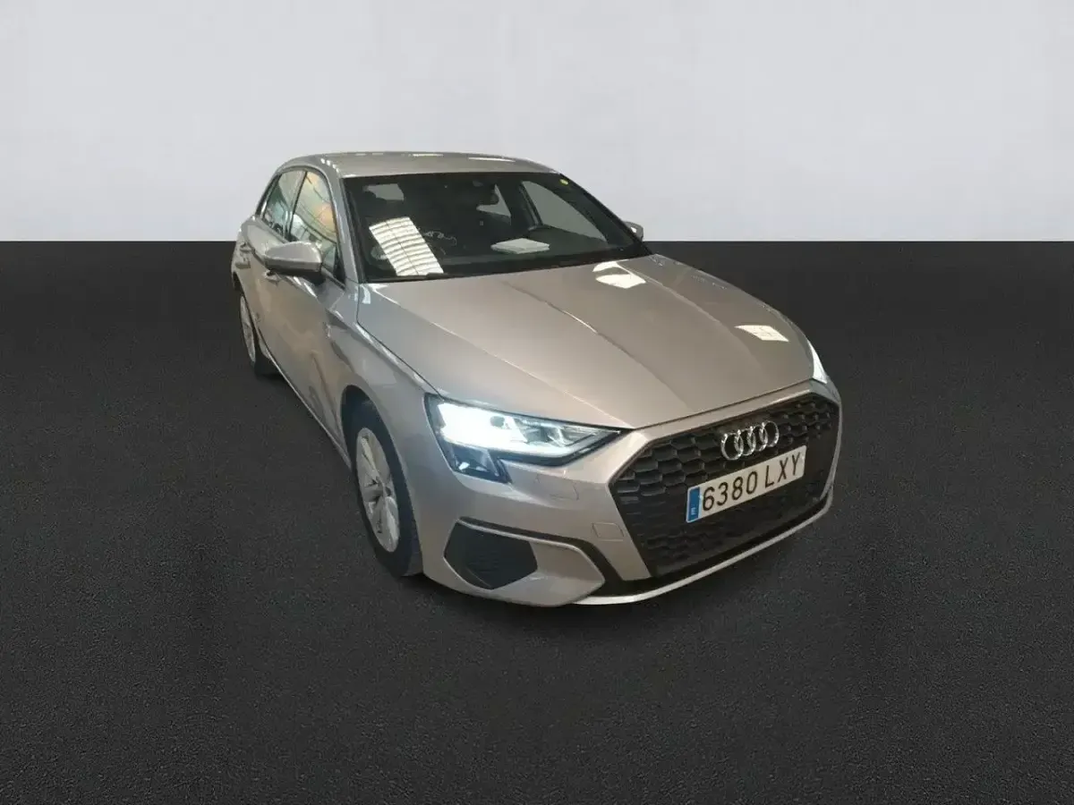 Usado Audi A3 110 CV (80 kW) 2022 Gris / plata Berlina