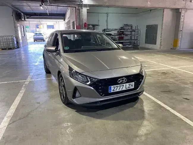 Usado Hyundai i20 100 CV (73 kW) 2022 Gris Utilitario