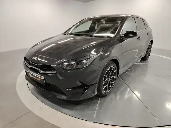 Usado Kia Ceed Style 100 CV (73 kW) 2025 Negro Utilitario