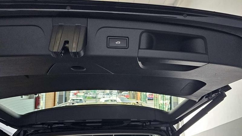 Usado VW Touran Advance 150 CV (110 kW) 2023 Negro Monovolumen