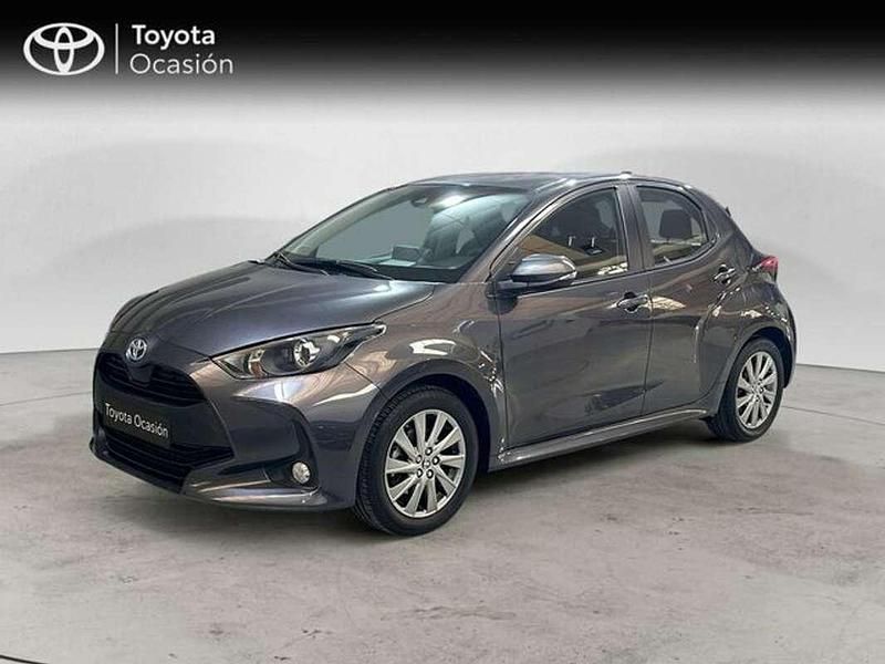 Gris Usado 2024 Toyota Yaris Hybrid Active Berlina | 21.250 € (Precio justo) - Imagen 1/4