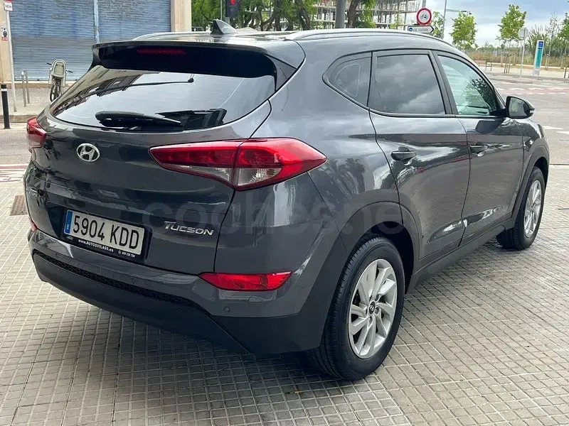 Usado Hyundai Tucson 115 CV (84 kW) 2017 Gris / plata SUV