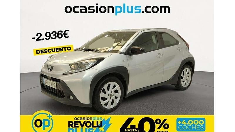 Usado Toyota Aygo Play 72 CV (52 kW) 2024 Gris Utilitario