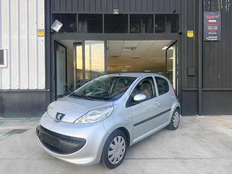 Usado Peugeot 107 68 CV (50 kW) 2007 Gris / plata Utilitario